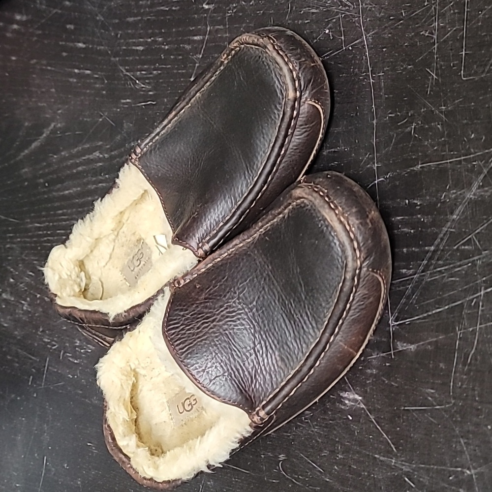 UGG Men's size 9 Leather Ascot slipper